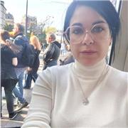 in consulente giuridico impartisce lezioni di diritto per ragazzi di scuola superiore